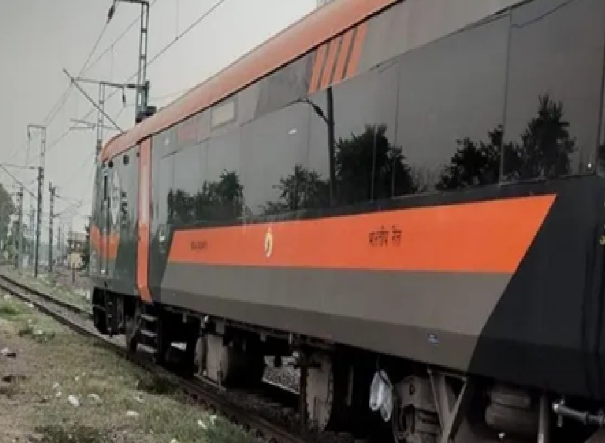 A bovine collided with Vande Bharat, the train stopped at Gangaghat station for two minutes.