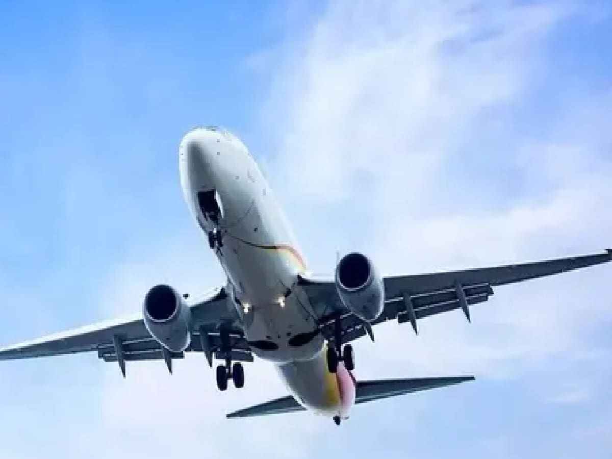 Mid-Air Emergency: Laptop Catches Fire on American Airlines Flight, Five Passengers Burned