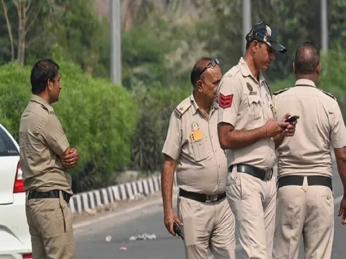 Mob Pelts Stones at Police Station in MP's Balaghat: 16 Injured Including 7 Cops as Custodial Torture Protest Turns Violent