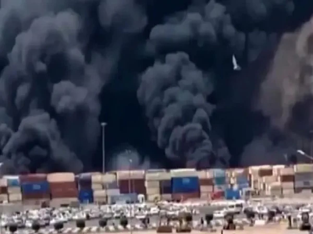 Diplomatic Breakthrough or Escalation: Explosions Rock Strait of Hormuz During High-Stakes US-Iran