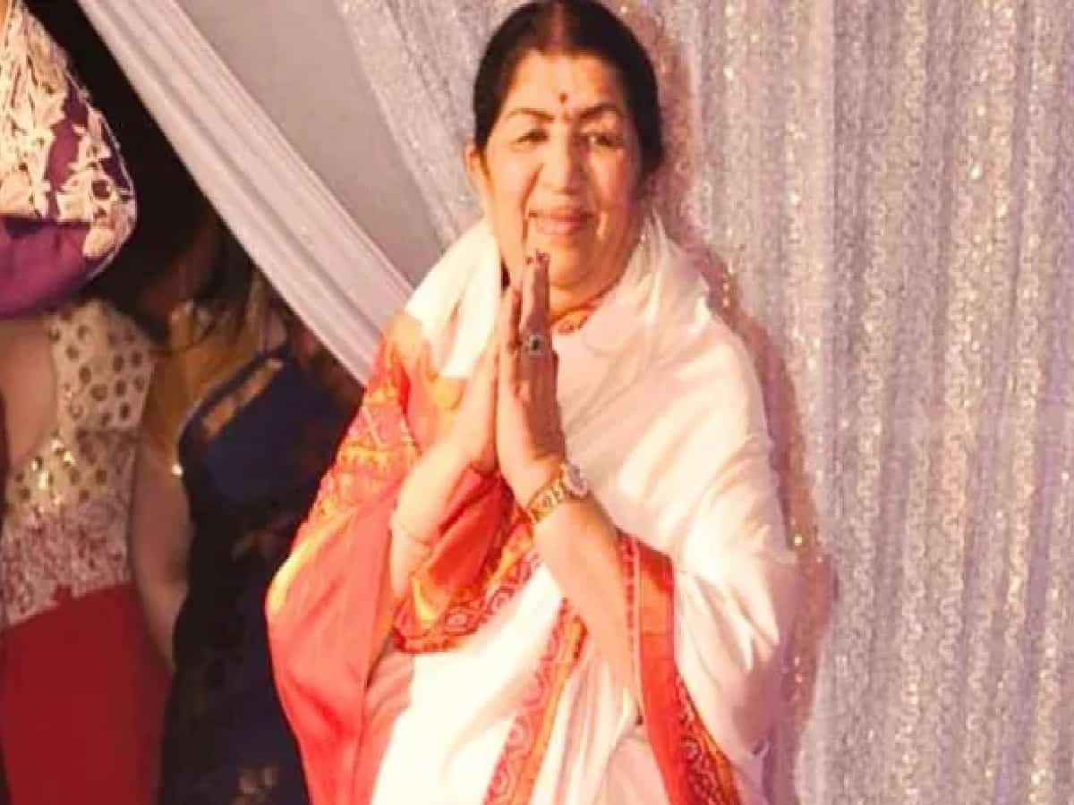 Director Rejected It, Manoj Kumar Fought for It: The Untidy Truth Behind Lata Mangeshkar’s 'Lag Ja Gale'