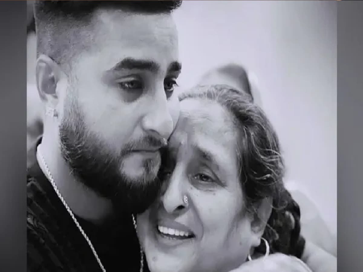 'Look, I Made It to Bollywood': Dhurandhar Singer Weeps at Mother's Grave Over Unfulfilled Dream