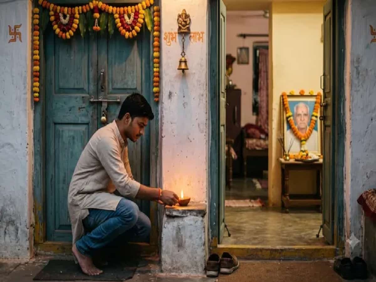 Evening Lamp in Pitru Paksha: Correct South Direction, Sacred Spots, and Vedic Rules
