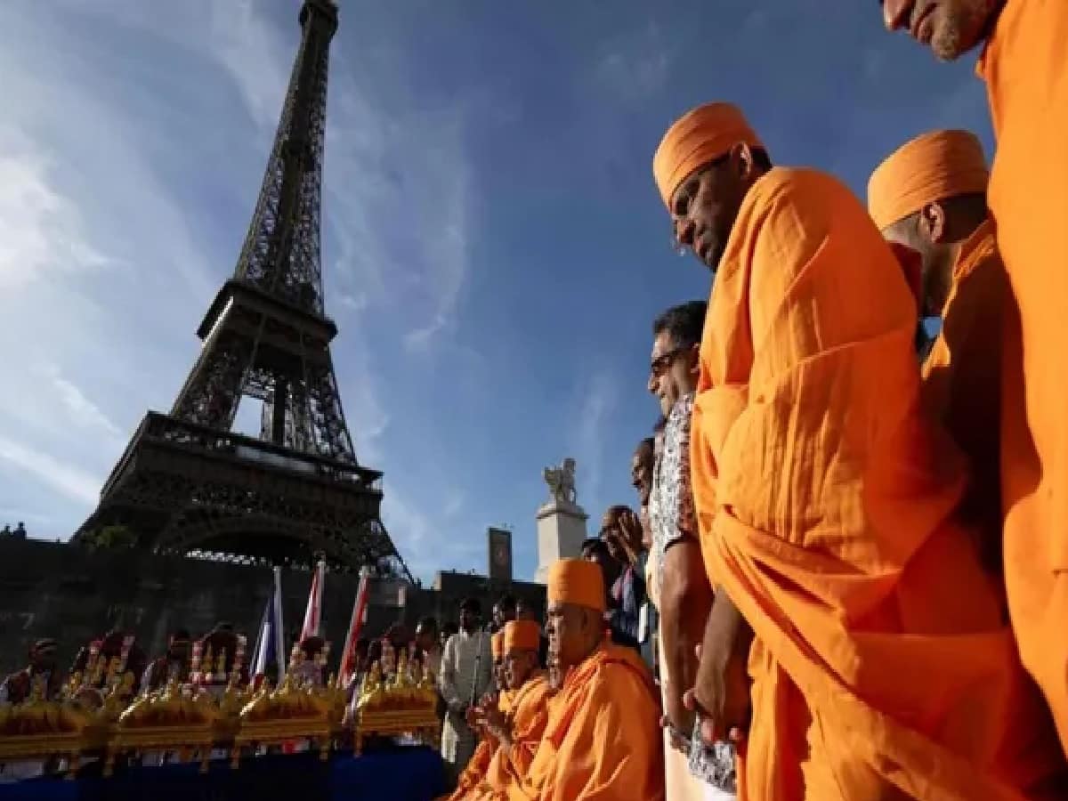 Eiffel Tower Boss Resigns Over Removal of Female Staff