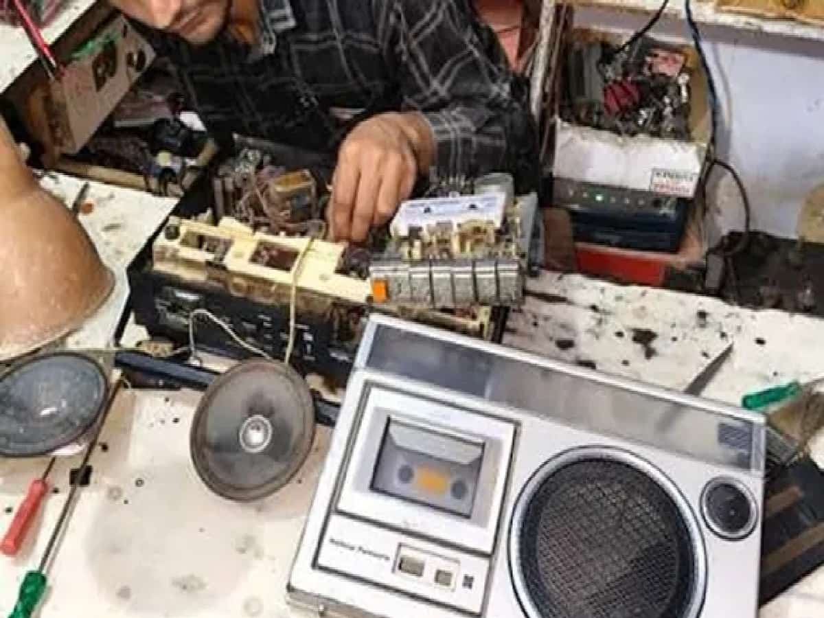 Maharashtra’s Ashok Bhoye Restores Antique Radios by Pure Touch