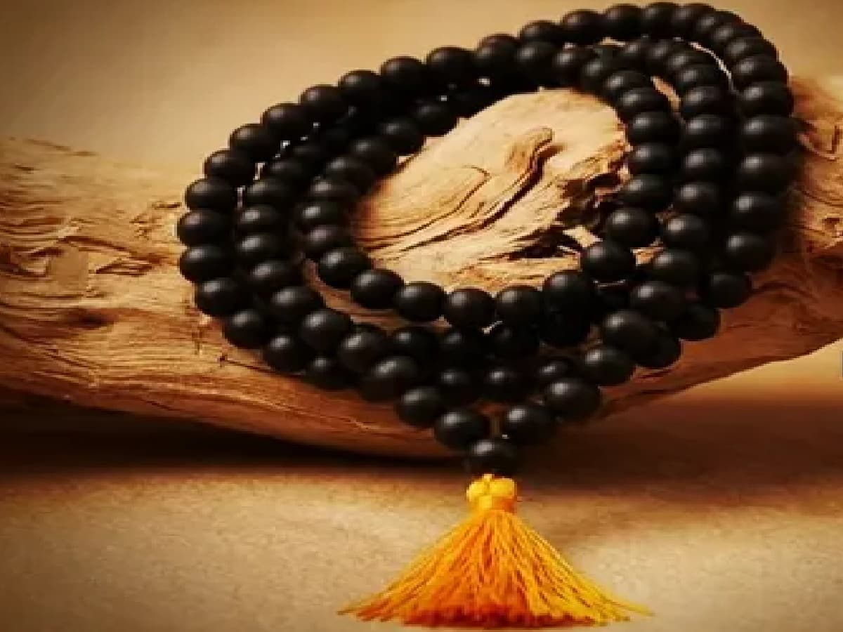 Wearing a Karungali Mala, These Critical Mistakes to Protect Its Sacred Energy