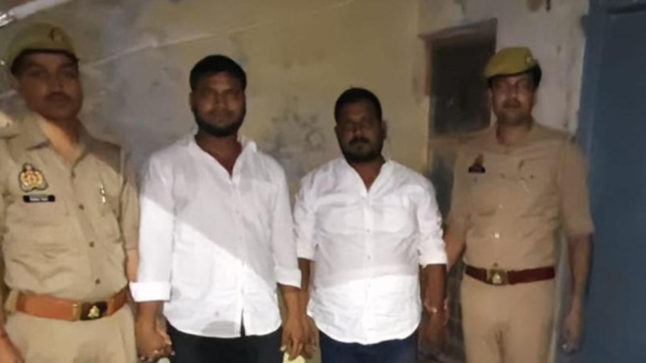 BJP Worker Brutally Attacked During Nukkad Natak in Ghazipur: Shocking Street Brawl Caught on CCTV Cameras