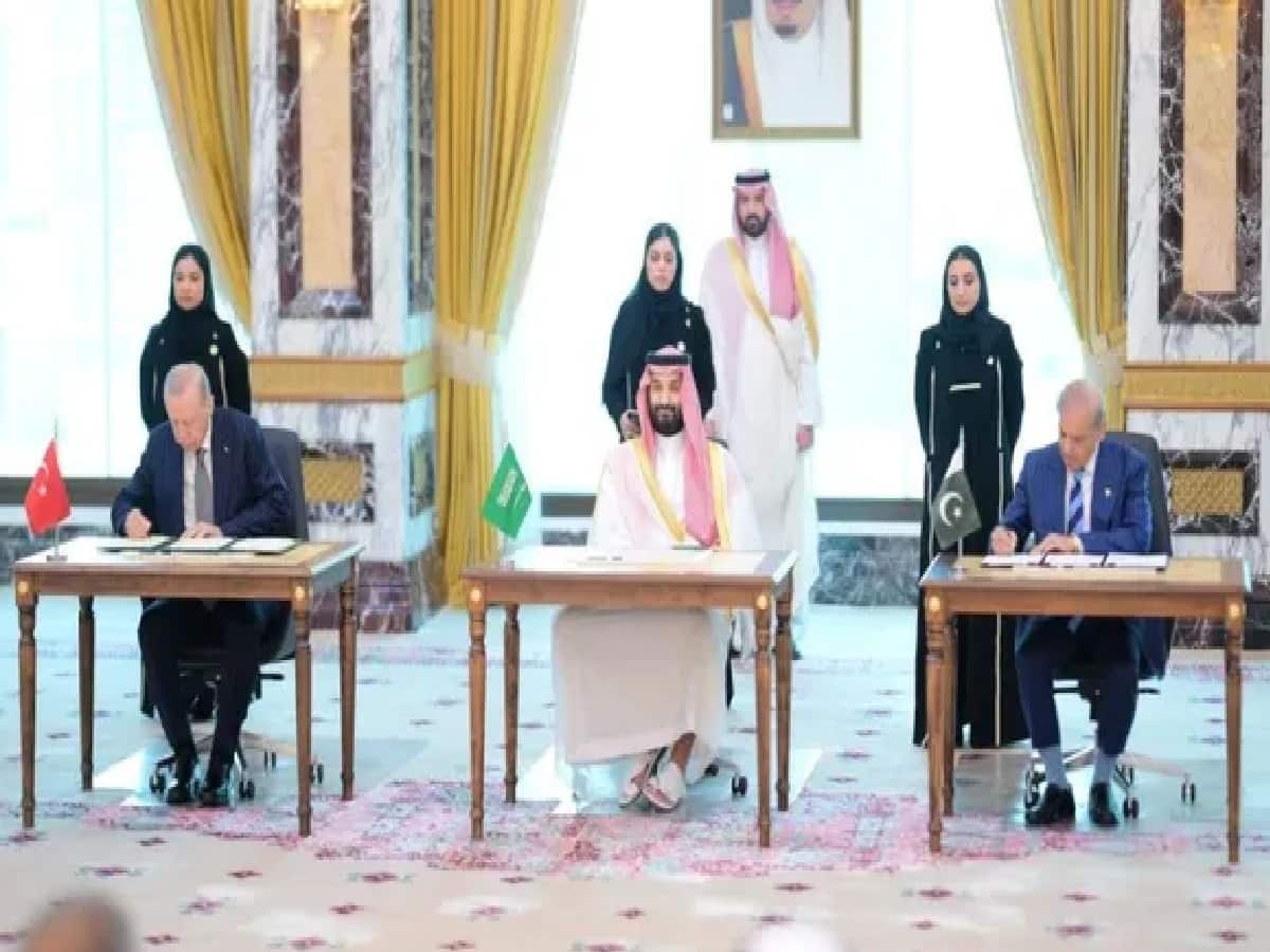 Iran Issues Stark Warning to Pakistan and Turkey Over Saudi Mecca Defense Pact