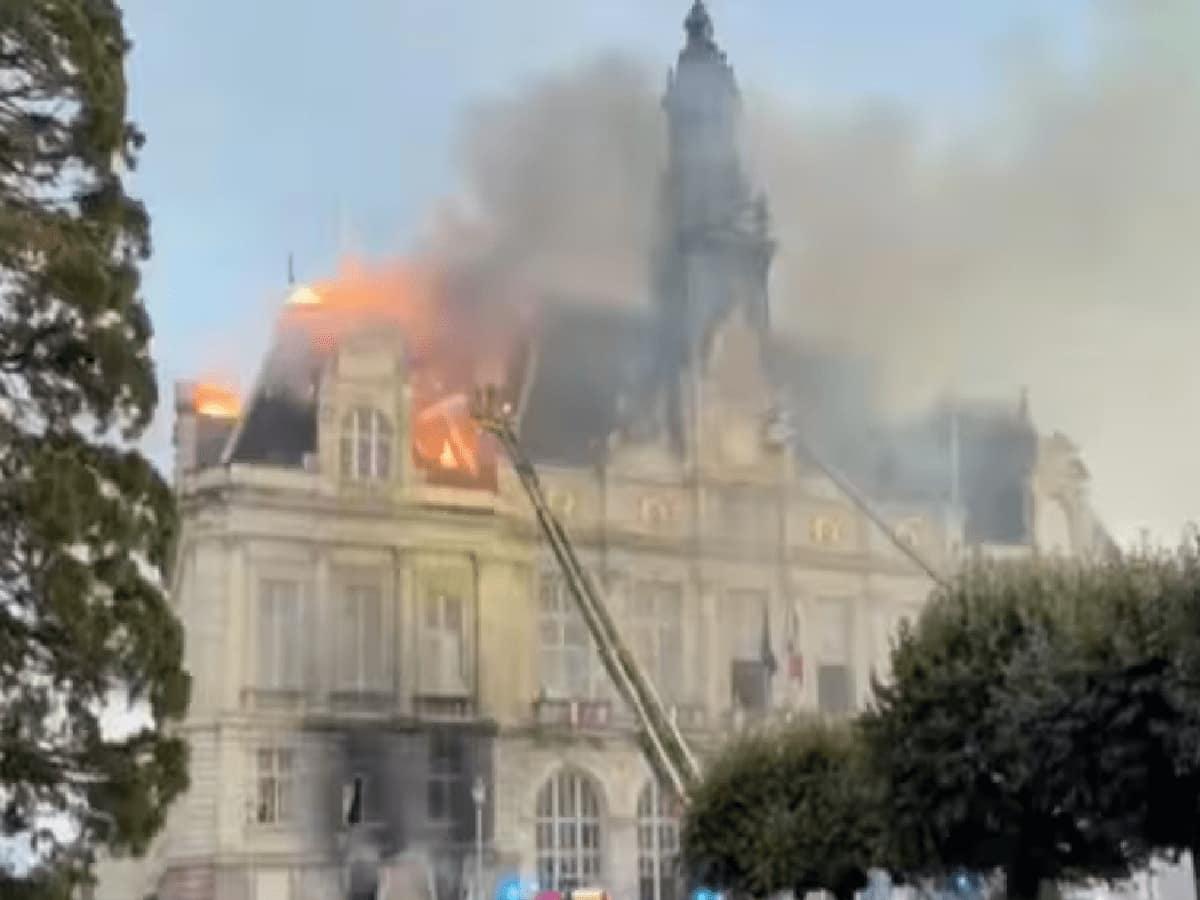 Arson & Looting Sweep Paris, Lyon & Lille as Over 500,000 Storm Streets