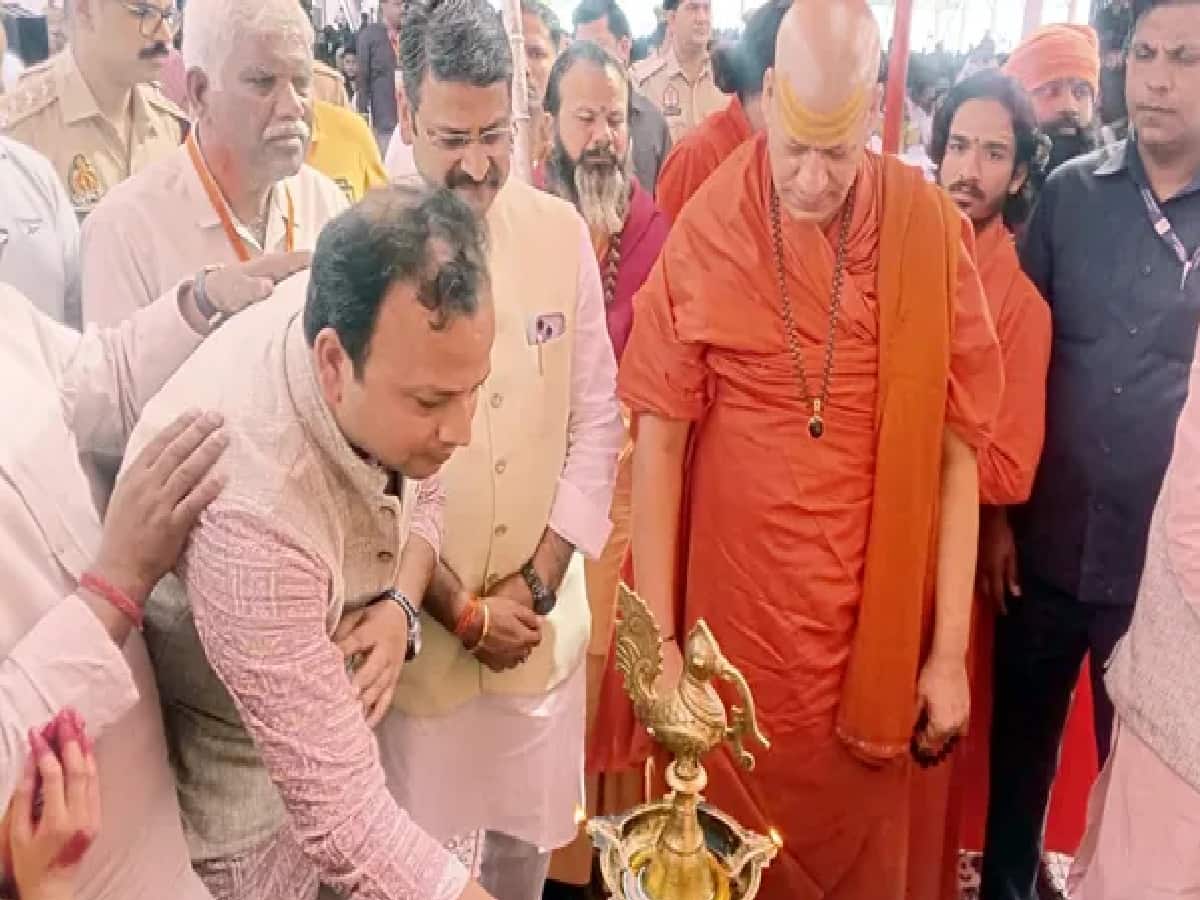 Swami Kailashananda Giri Hails CM Yogi for a 'Fear-Free' UP at Moradabad Seminar